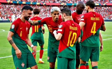 Jogadores portugueses celebram vitória de Portugal sobre a Bósnia.