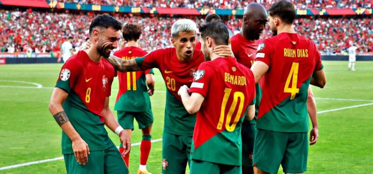 Jogadores portugueses celebram vitória de Portugal sobre a Bósnia.