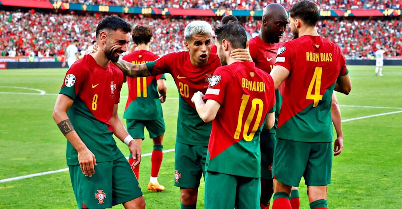Jogadores portugueses celebram vitória de Portugal sobre a Bósnia.