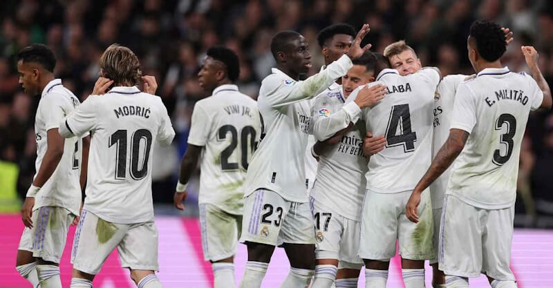 Jogadores do Real Madrid festejam golo no jogo com o Valladolid