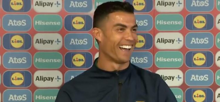 Cristiano Ronaldo a rir-se na conferência de imprensa da Seleção.