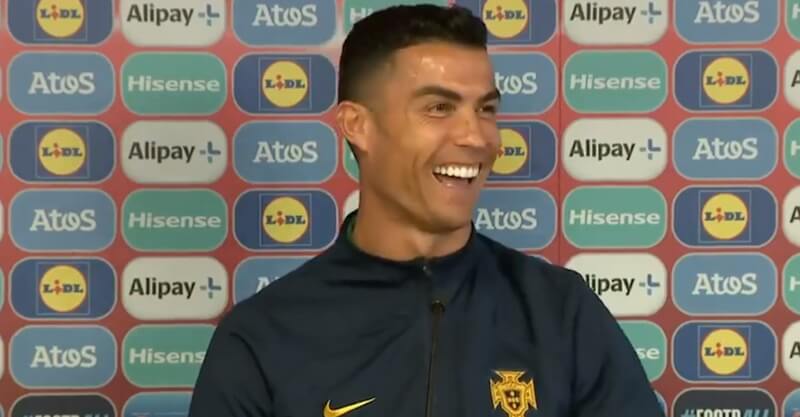 Cristiano Ronaldo a rir-se na conferência de imprensa da Seleção.