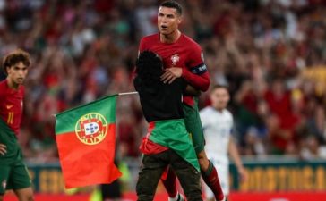 Cristiano Ronaldo levantado ao colo por adepto no Portugal-Bósnia