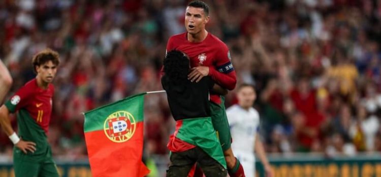 Cristiano Ronaldo levantado ao colo por adepto no Portugal-Bósnia