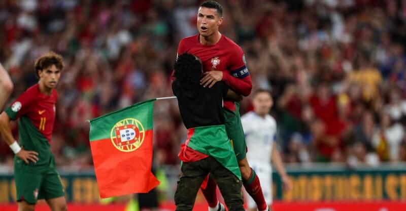 Cristiano Ronaldo levantado ao colo por adepto no Portugal-Bósnia