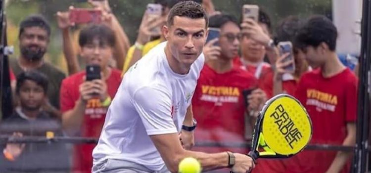 Cristiano Ronaldo a jogar padel em Singapura.