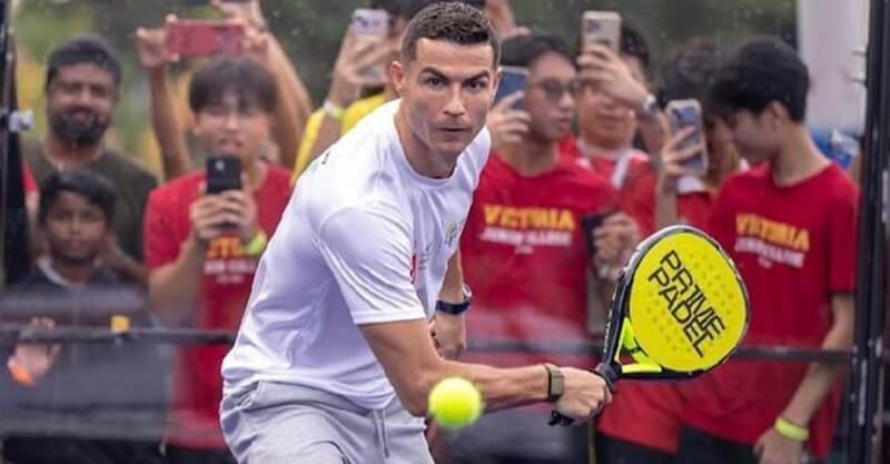 Cristiano Ronaldo a jogar padel em Singapura.