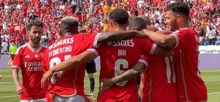 Jogadores do Benfica celebram golo no amigável de pré-época contra o Basileia.