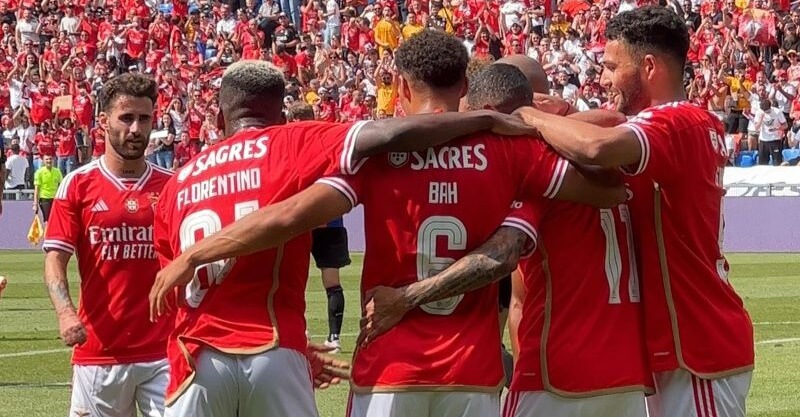 Jogadores do Benfica celebram golo no amigável de pré-época contra o Basileia.