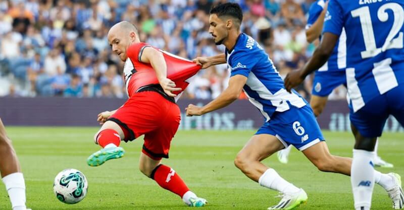 Stephen Eustáquio em disputa de bola no FC Porto-Rayo Vallecano.