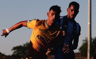 Matheus Nunes e Galeno em disputa de bola no Wolverhampton-FC Porto.