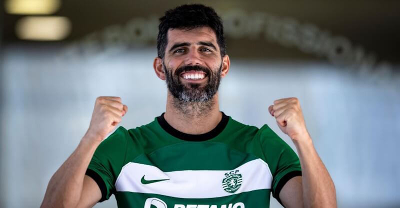 Luís Neto após renovar contrato com o Sporting.
