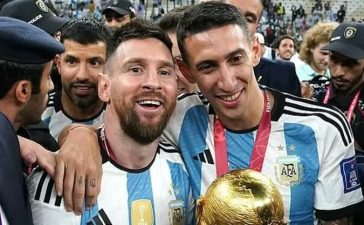 Lionel Messi e Di Maria após a conquista do Mundial 2022 pela Argentina.