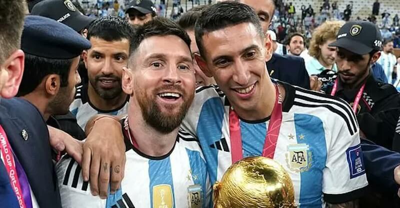 Lionel Messi e Di Maria após a conquista do Mundial 2022 pela Argentina.