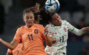 Jogadoras portuguesas e holandesas em disputa de bola no Mundial Feminino.