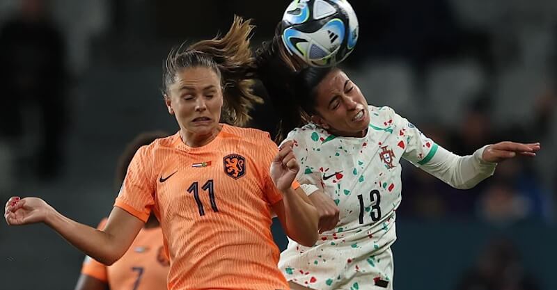 Jogadoras portuguesas e holandesas em disputa de bola no Mundial Feminino.