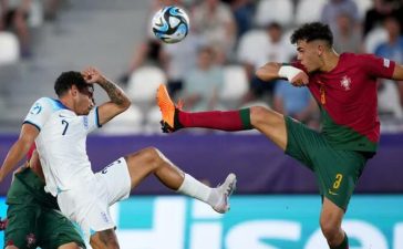 Jogadores em disputa de bola no Portugal-Inglaterra no Europeu Sub-21