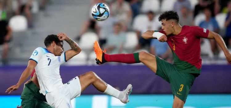 Jogadores em disputa de bola no Portugal-Inglaterra no Europeu Sub-21
