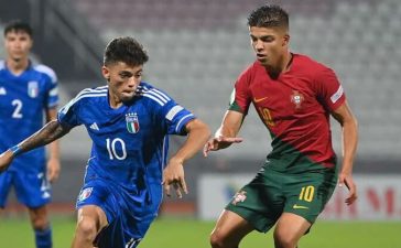 Jogadores de Portugal e Itália em disputa de bola na final do Europeu sub-19.