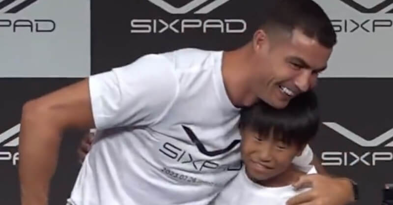 Cristiano Ronaldo junto com menino japonês