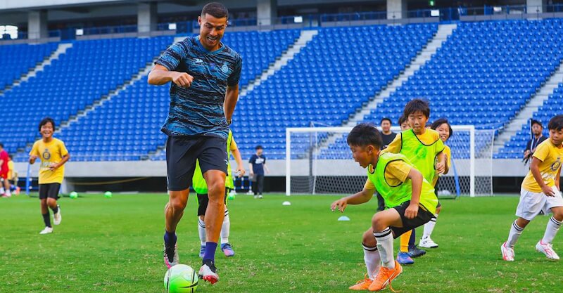 Cristiano Ronaldo a jogar com meninos japoneses na pré-época do Al Nassr.