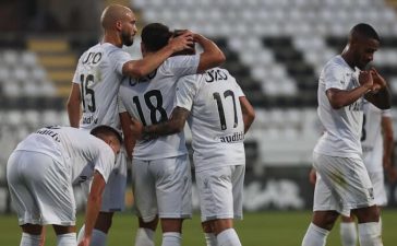 Jogadores do V. Guimarães celebram a vitória sobre a vitória na Eslovénia diante do Celje.