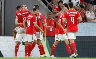 Jogadores do Benfica celebram golo de Tengstedt na vitória sobre o Estrela da Amadora.