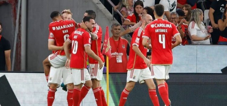 Jogadores do Benfica celebram golo de Tengstedt na vitória sobre o Estrela da Amadora.