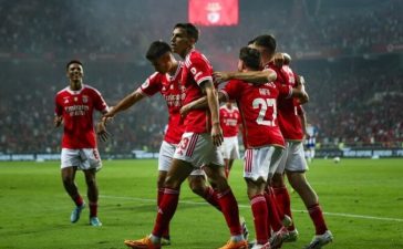 Jogadores do Benfica celebram um dos golos na derrota diante do Boavista