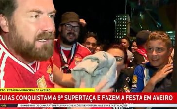 Menino adepto do FC Porto com o tio adepto do Benfica após a Supertaça.