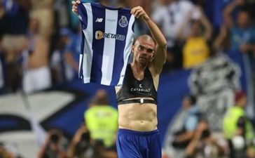 Pepe exibe camisola do FC Porto aos adeptos do Benfica após expulsão na Supertaça.