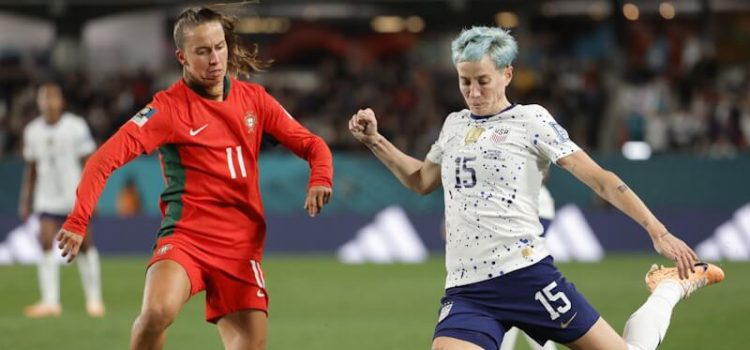 Disputa de bola entre jogadoras de Portugal e EUA no Mundial