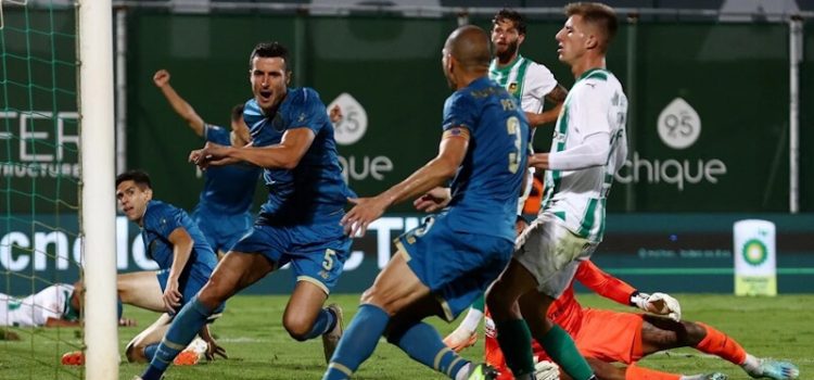 Iván Marcano festeja golo da vitória do FC Porto diante do Rio Ave.