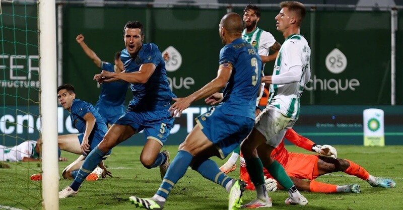 Iván Marcano festeja golo da vitória do FC Porto diante do Rio Ave.
