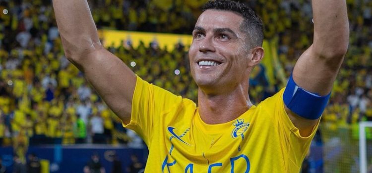 Cristiano Ronaldo celebra hat trick no Al Fateh-Al Nassr.
