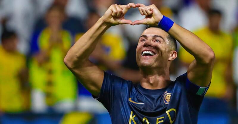 Cristiano Ronaldo festeja golo no Al Nassr-Al Shabab.