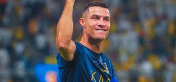 Cristiano Ronaldo celebra golo com os adeptos do Al Nassr.
