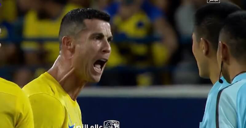Cristiano Ronaldo grita na cara do árbitro.