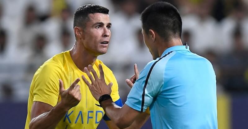 Cristiano Ronaldo furioso com o árbitro do Al Nassr-Ahli Shabab.