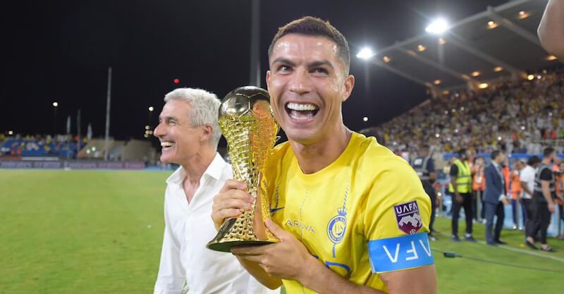 Cristiano Ronaldo celebra conquista da Taça dos Clubes Campeões Árabes pelo Al Nassr.