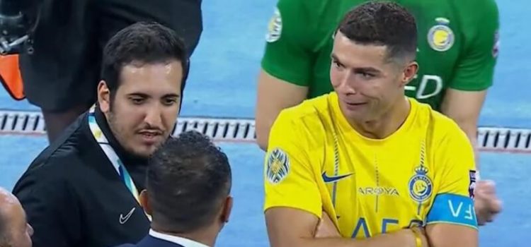 Cristiano Ronaldo incrédulo depois de perder o MVP da final da Taça dos Clubes Campeões Árabes.
