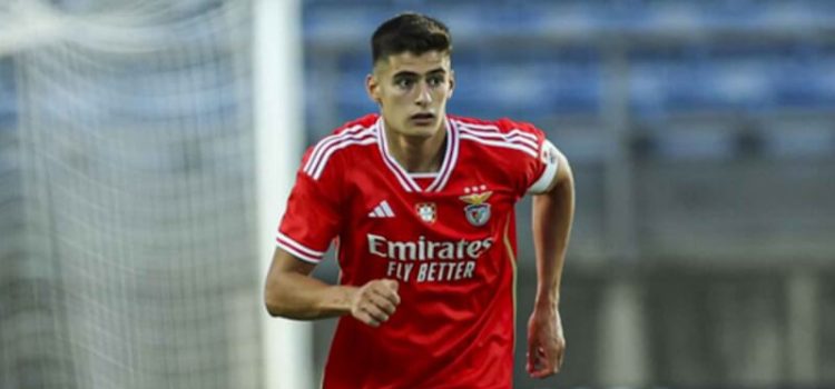 António Silva, central de 19 anos do Benfica.