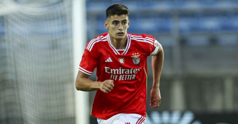 António Silva, central de 19 anos do Benfica.