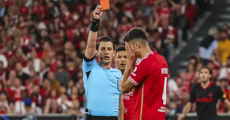 António Silva recebe ordem de expulsão no Benfica-Salzburgo.