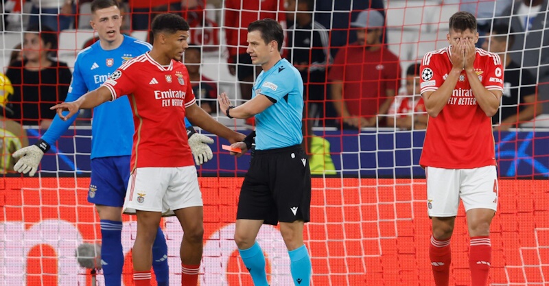 Árbitro Umut Meler expulsa António Silva do Benfica-Salzburgo na Liga dos Campeões.