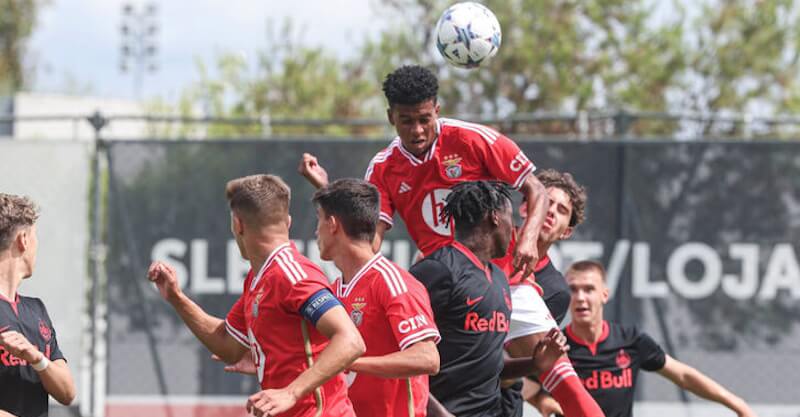Jogadores jovens de Benfica e Salzburgo em disputa de bola num lance de bola parada na Youth League.