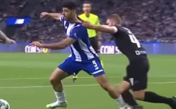 Lance do penálti sobre Mehdi Taremi no FC Porto-Arouca.