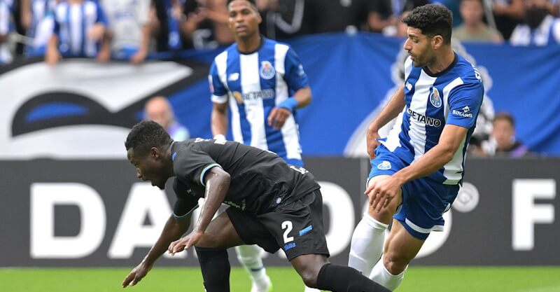 Taremi, do FC Porto, em disputa de bola com um jogador do Arouca.