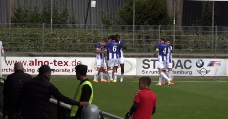 Jogadores do FC Porto celebram vitória sobre o Shakhtar Donetsk na Youth League.