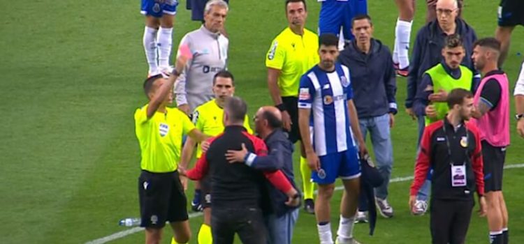 Momento da expulsão de Luís Gonçalves após o FC Porto-Arouca